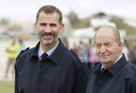 Felipe VI y Juan Carlos I, en su hasta ahora nica aparicin pblica conjunta en el festival con motivo del 75 aniversario del Ejrcito del Aire / EFE