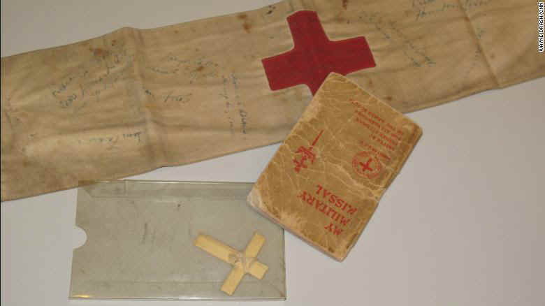 Acevedo kept his medic&#39;s band, cross and prayer book after the war. He donated the items to the US National Holocaust Memorial Museum in 2010. 